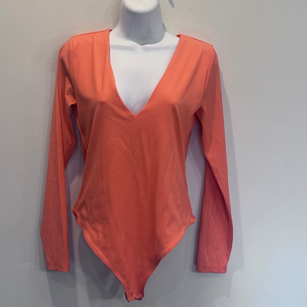 NWT House of Harlow 1960 Coral Ribbed Long Sleeve Deep V Bodysuit Women's Medium